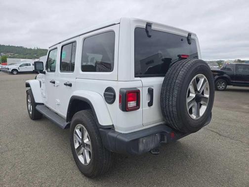 Bright White Clearcoat 2022 Jeep Wrangler Unlimited Sahara