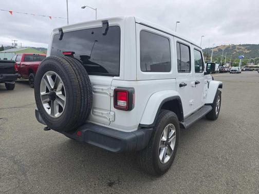 Bright White Clearcoat 2022 Jeep Wrangler Unlimited Sahara