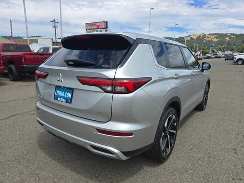 Alloy Silver Metallic 2024 Mitsubishi Outlander SE