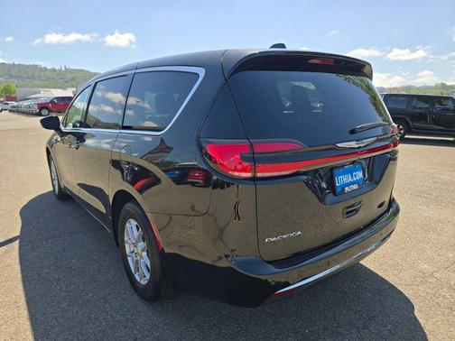 Diamond Black 2026 Chrysler Pacifica Select