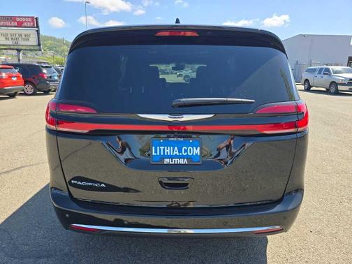 Diamond Black 2026 Chrysler Pacifica Select