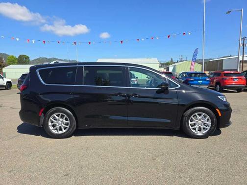 Diamond Black 2026 Chrysler Pacifica Select