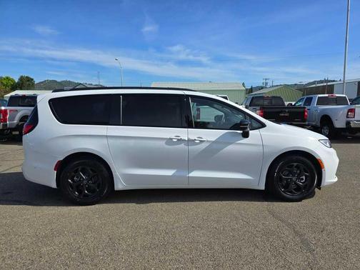 2025 Chrysler Pacifica Hybrid Select