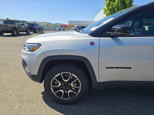 Silver Zynith 2024 Jeep Compass Trailhawk