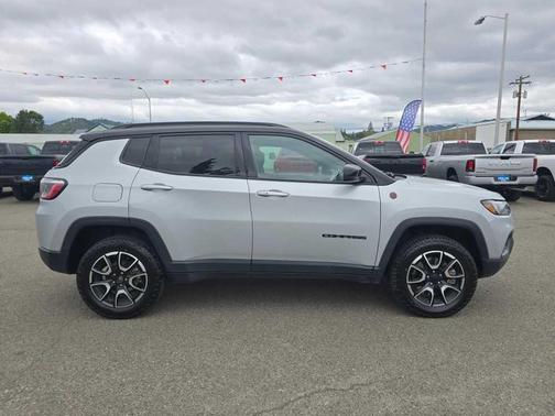 Silver Zynith 2024 Jeep Compass Trailhawk