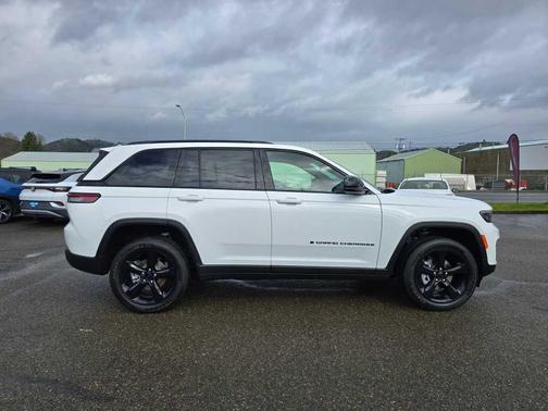2025 Jeep Grand Cherokee Laredo
