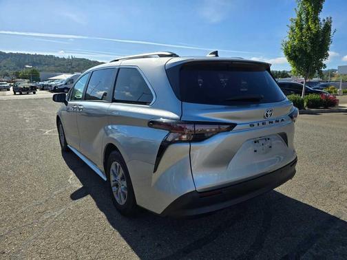 2023 Toyota Sienna XLE