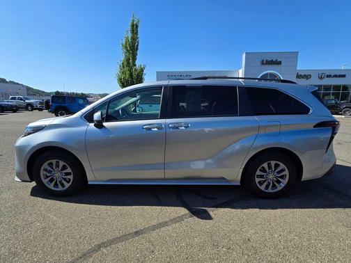 2023 Toyota Sienna XLE