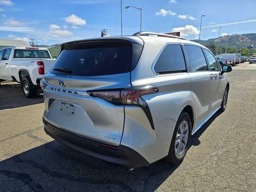 2023 Toyota Sienna XLE