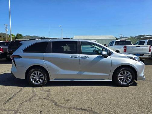 2023 Toyota Sienna XLE