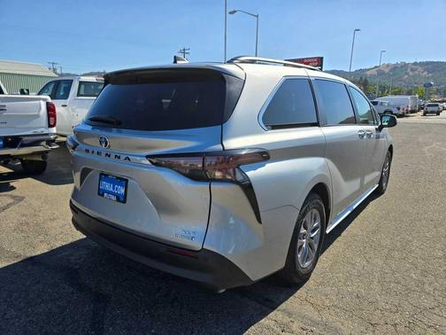 2023 Toyota Sienna XLE