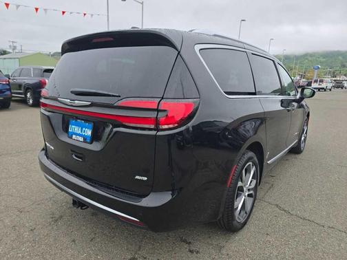 Diamond Black 2026 Chrysler Pacifica Pinnacle