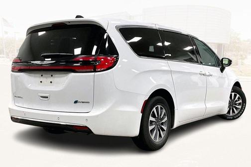 2024 Chrysler Pacifica Hybrid Select