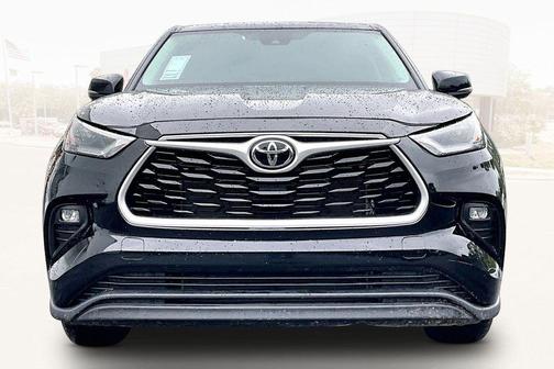 Midnight Black Metallic 2025 Toyota Highlander LE