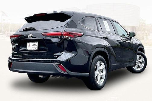 Midnight Black Metallic 2025 Toyota Highlander LE