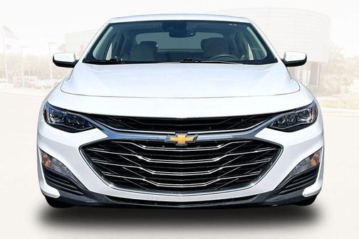 Summit White 2024 Chevrolet Malibu FWD 2LT