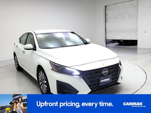White 2023 Nissan Altima SV