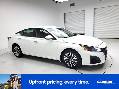 White 2023 Nissan Altima SV