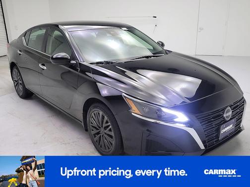 Black 2023 Nissan Altima SV