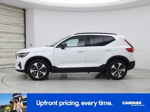 2025 Volvo XC40 B5 Plus Dark Theme