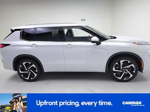 White 2024 Mitsubishi Outlander SEL