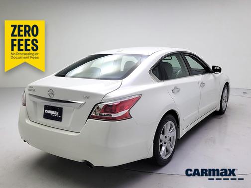White 2015 Nissan Altima SV