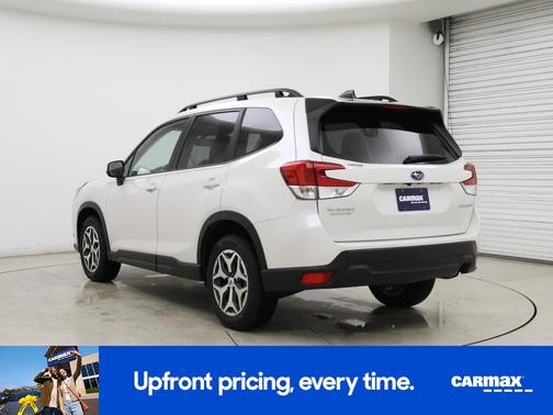 White 2024 Subaru Forester Premium