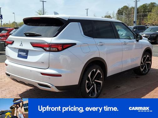 White 2024 Mitsubishi Outlander SE