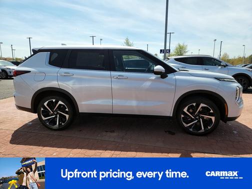 White 2024 Mitsubishi Outlander SE