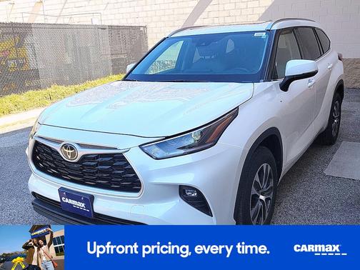 White 2021 Toyota Highlander XLE
