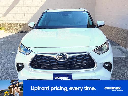 White 2021 Toyota Highlander XLE