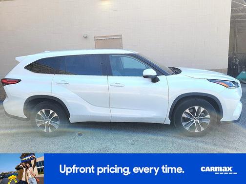 White 2021 Toyota Highlander XLE