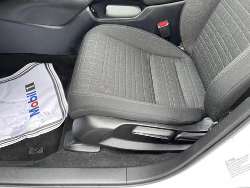 Platinum White Pearl 2023 Honda HR-V LX