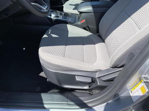Iconic Silver 2022 Ford Escape SE