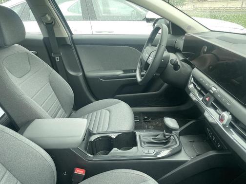 Aurora Black Pearl 2025 Kia K4 EX