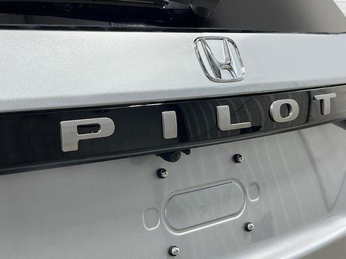 Solar Silver Metallic 2026 Honda Pilot Elite