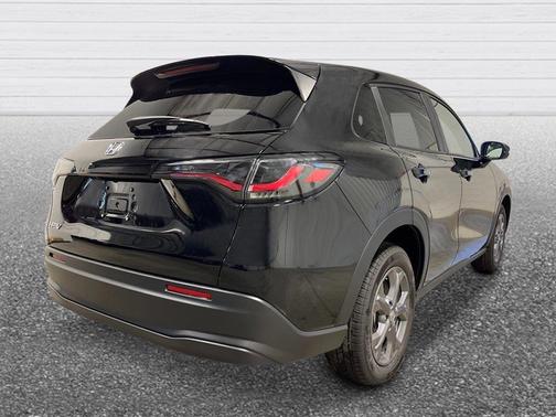 Crystal Black Pearl 2027 Honda HR-V LX
