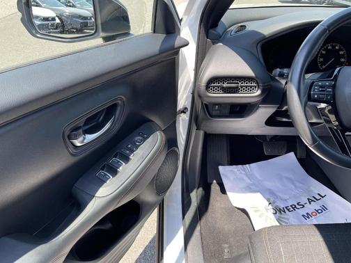 Platinum White Pearl 2024 Honda HR-V Sport