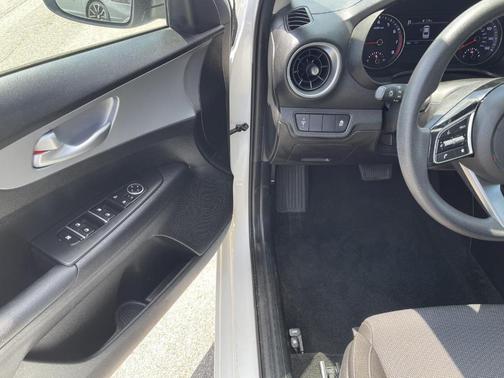 Snow White Pearl 2023 Kia Forte LXS