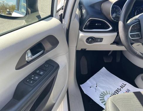Bright White Clearcoat 2022 Chrysler Voyager LX