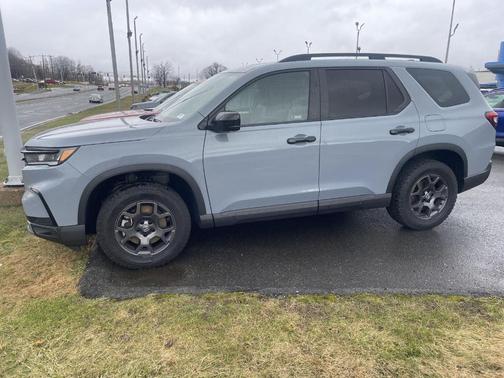 Sonic Gray Pearl 2024 Honda Pilot TrailSport