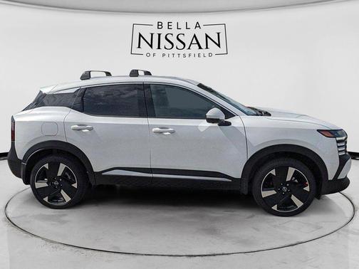 Aspen White Tricoat 2026 Nissan Kicks SR