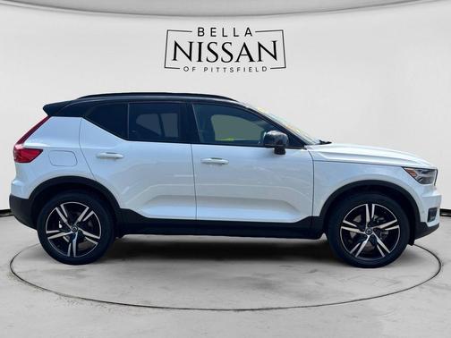 White 2022 Volvo XC40 T5 R-Design