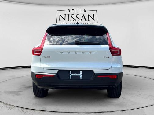 White 2022 Volvo XC40 T5 R-Design