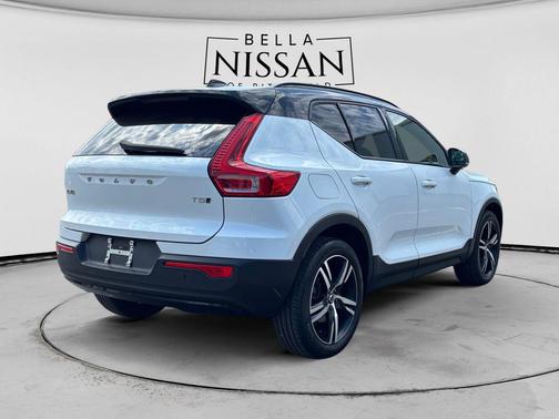 White 2022 Volvo XC40 T5 R-Design