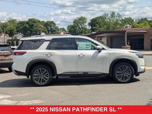 2025 Nissan Pathfinder SL 4WD