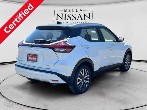 Aspen White Tricoat/Super Black 2023 Nissan Kicks SV