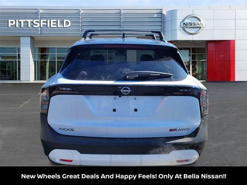 Aspen White/Super Black 2026 Nissan Kicks SR