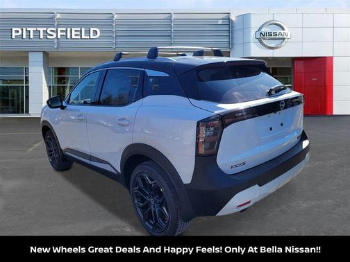 Aspen White/Super Black 2026 Nissan Kicks SR