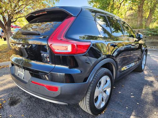 2021 Volvo XC40 T5 Momentum